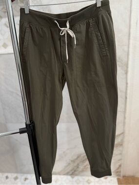 Vuori Men's Meta Performance Joggers size L in Olive Green